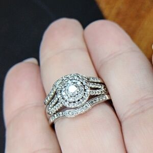 Gorgeous White Gold Diamond Ring With Wrap